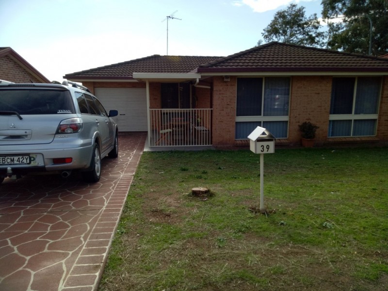 39 HYDRANGEA PLACE, Macquarie Fields NSW 2564