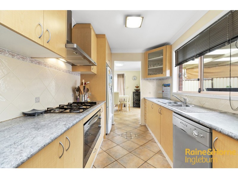 24 HYDRANGEA PLACE, Macquarie Fields NSW 2564