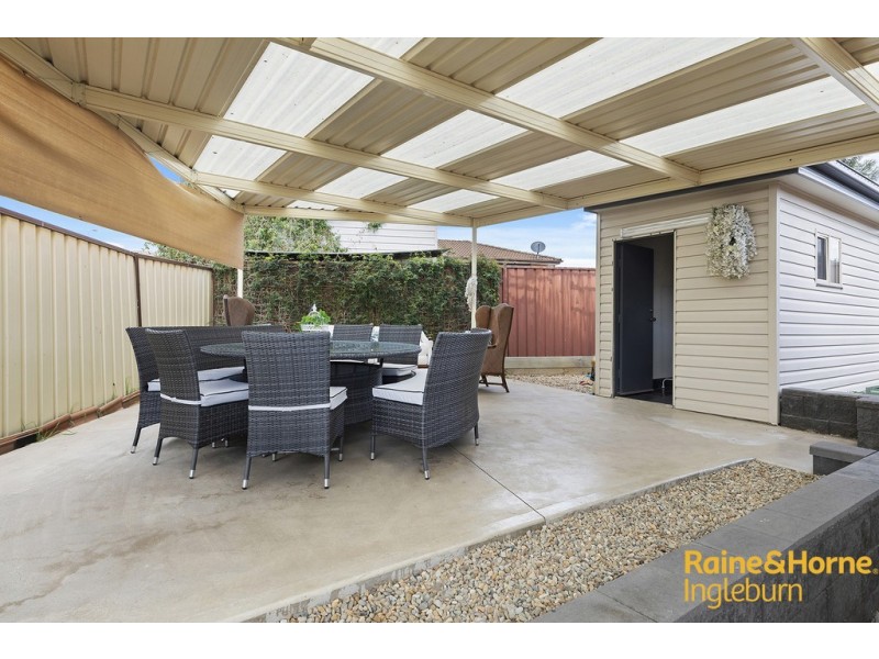 24 HYDRANGEA PLACE, Macquarie Fields NSW 2564