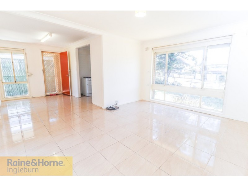 16 COTTONWOOD CRESCENT, Macquarie Fields NSW 2564