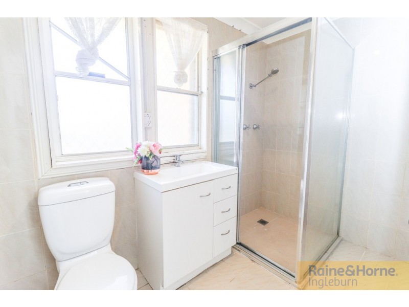 16 COTTONWOOD CRESCENT, Macquarie Fields NSW 2564