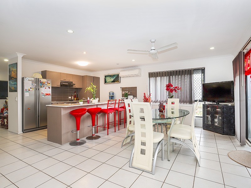 33 Peacherine Crct, Bellmere QLD 4510