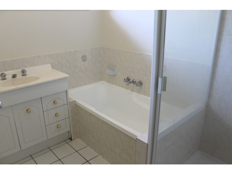 28 Crest Avenue, Boyne Island QLD 4680