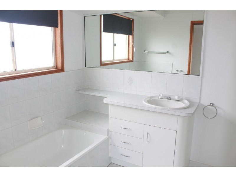 17 Curtis Avenue, Boyne Island QLD 4680