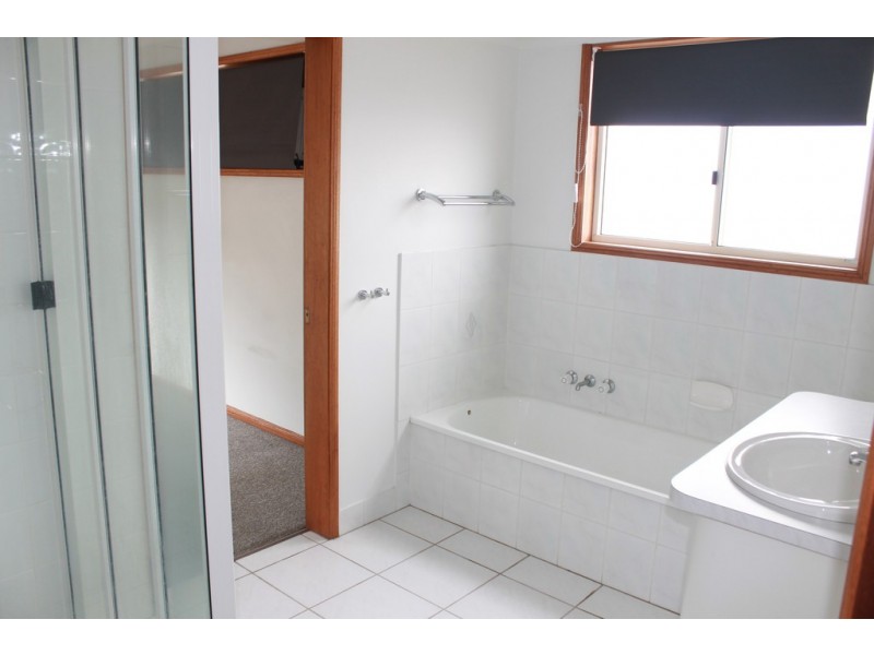 17 Curtis Avenue, Boyne Island QLD 4680