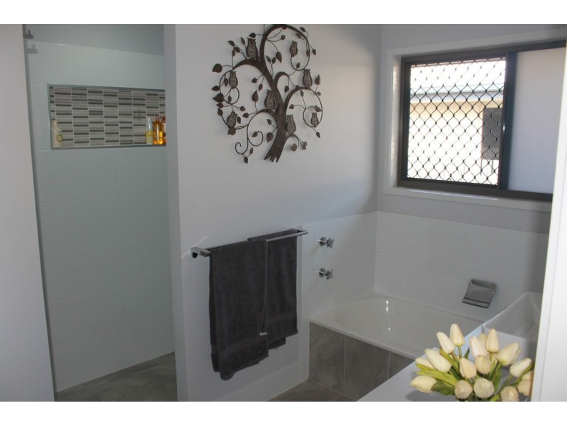 4A Golf View Drive, Boyne Island QLD 4680