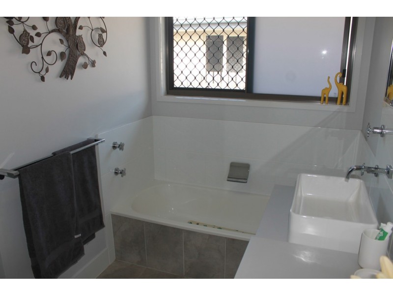 4A Golf View Drive, Boyne Island QLD 4680