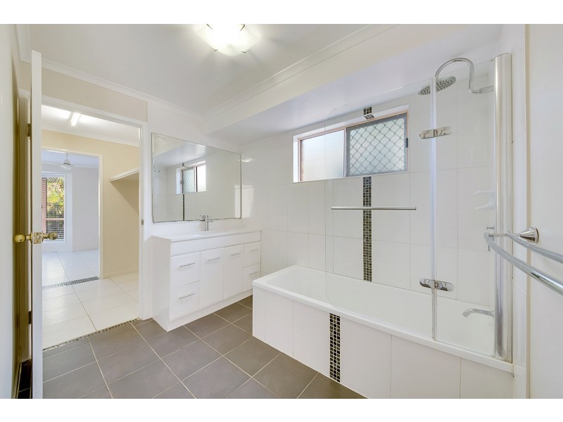 6 Chauvel Court, Boyne Island QLD 4680