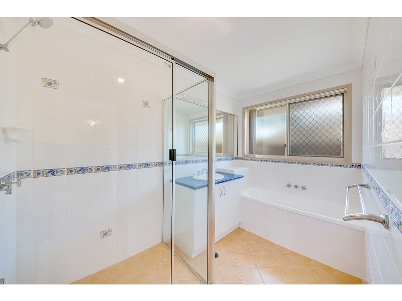 3 Hillview Place, New Auckland QLD 4680