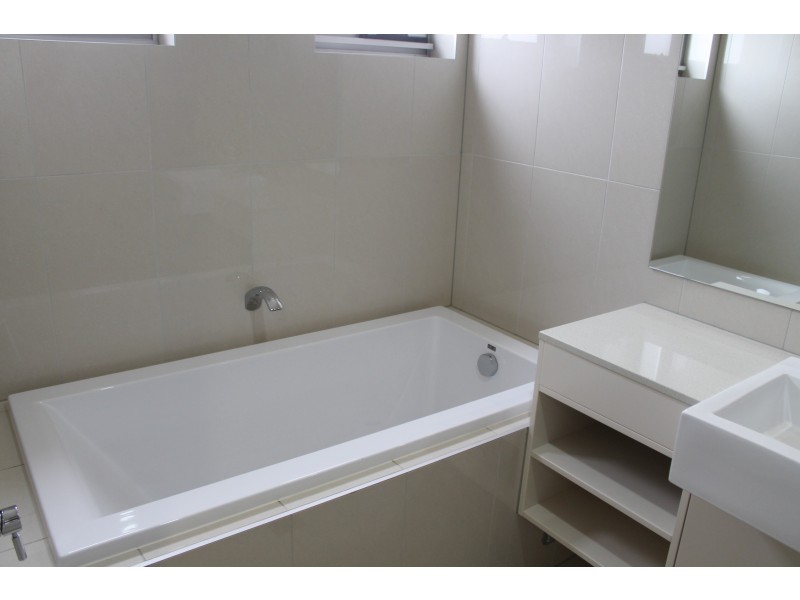 3/2 THE PROMENADE, Boyne Island QLD 4680