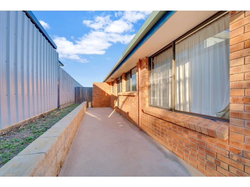 2/48 Katandra Street, Boyne Island QLD 4680