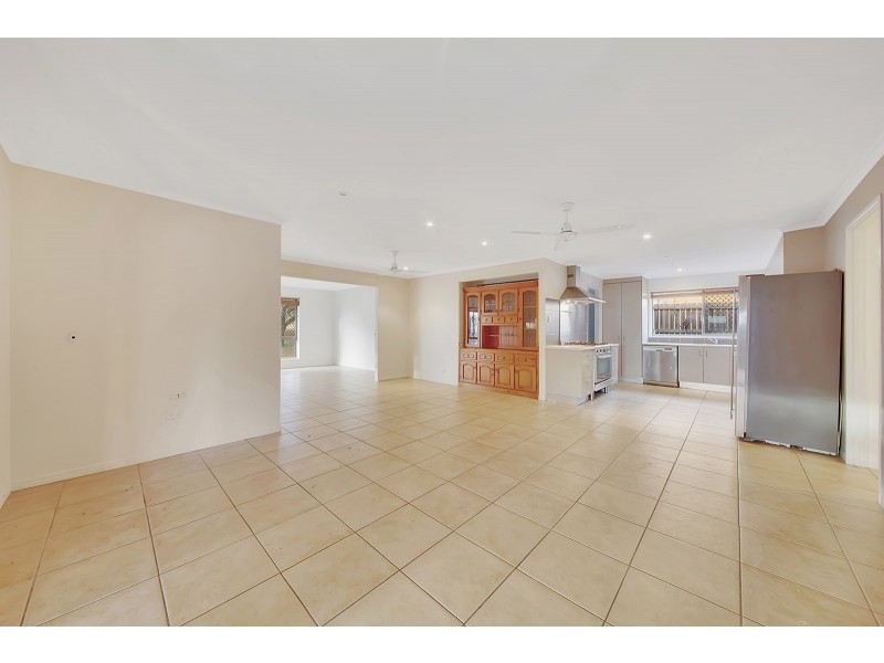 77 Booth Avenue, Tannum Sands QLD 4680