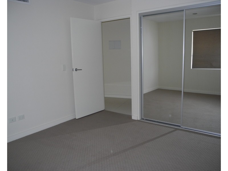 4/2 The Promenade, Boyne Island QLD 4680