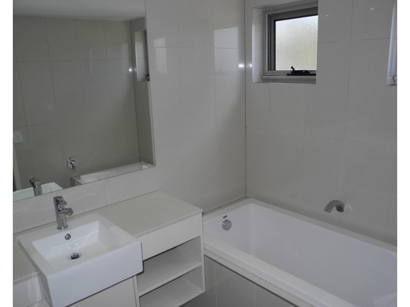 4/2 The Promenade, Boyne Island QLD 4680