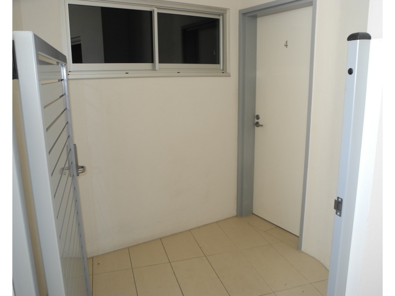 4/2 The Promenade, Boyne Island QLD 4680