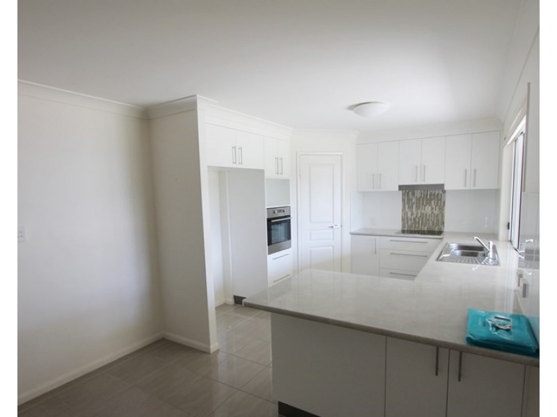 37 Koowin Drive, Kirkwood QLD 4680