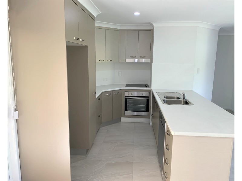 10 Curtis Avenue, Boyne Island QLD 4680