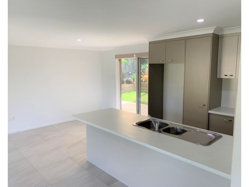 10 Curtis Avenue, Boyne Island QLD 4680