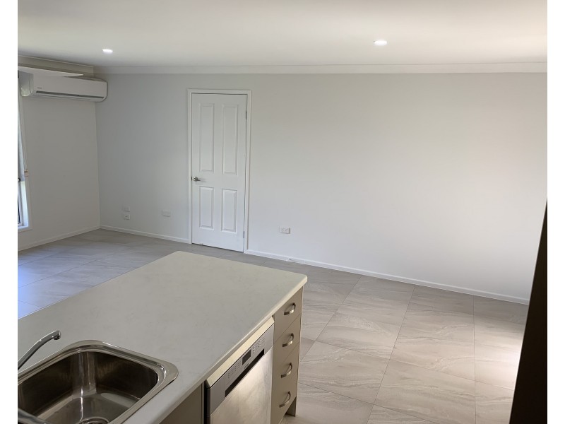 10 Curtis Avenue, Boyne Island QLD 4680