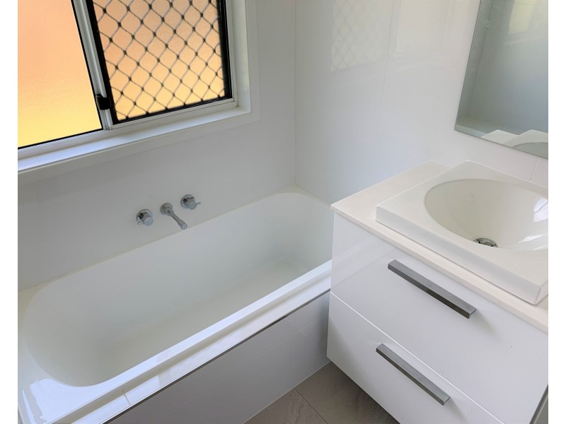 10 Curtis Avenue, Boyne Island QLD 4680