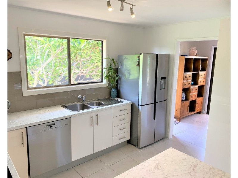 13 Marina Avenue, Boyne Island QLD 4680