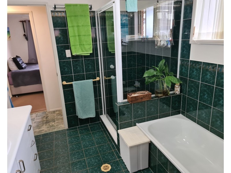 11 Geoffrey Thomas Drive, Tannum Sands QLD 4680