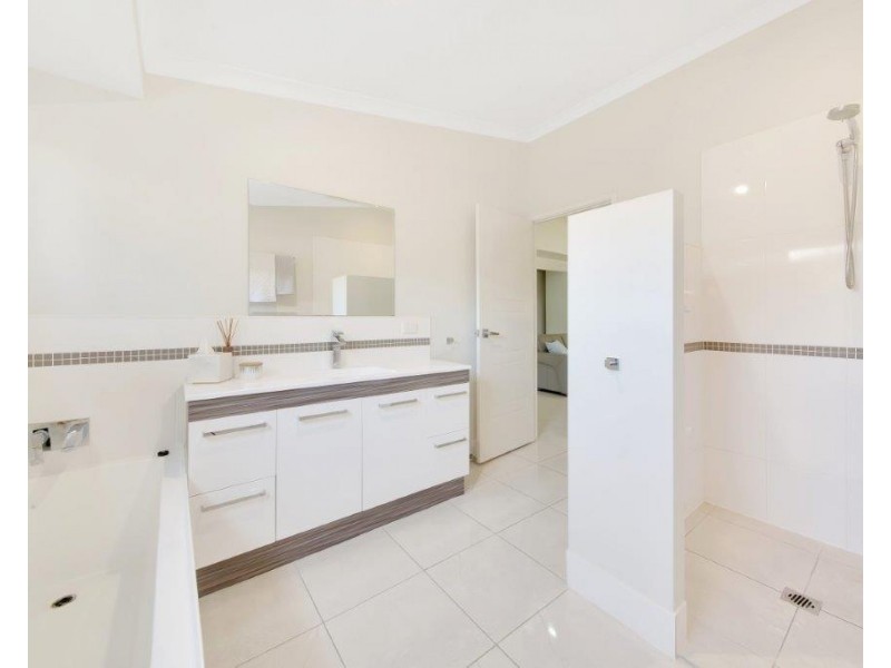 31 Mcleod St, Boyne Island QLD 4680