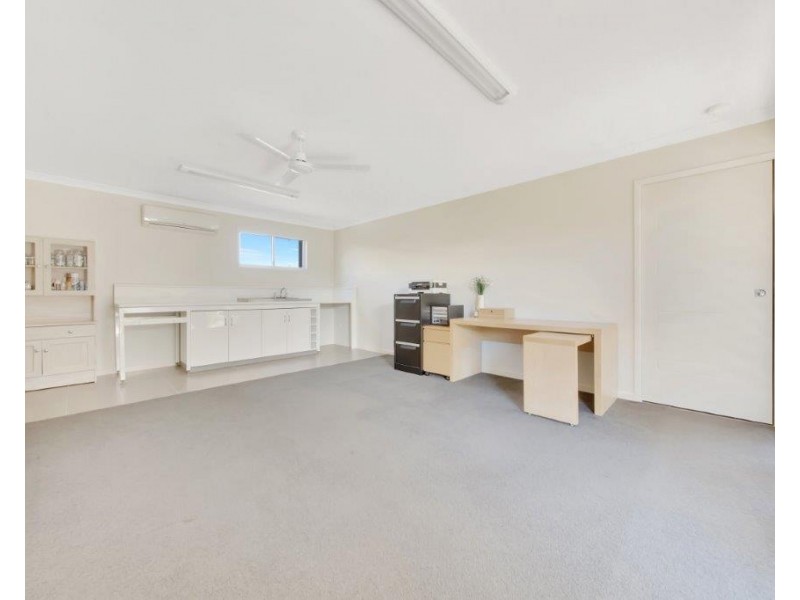 31 Mcleod St, Boyne Island QLD 4680