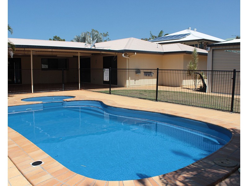 33 WYNDHAM AVENUE, Boyne Island QLD 4680