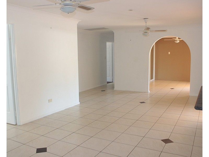 33 WYNDHAM AVENUE, Boyne Island QLD 4680