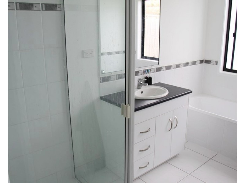 2/18 Bauhinia Street, Boyne Island QLD 4680