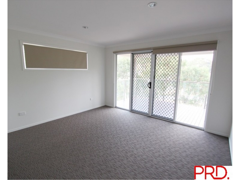 17a OUSTON PLACE, South Gladstone QLD 4680
