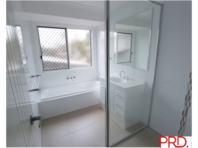 17a OUSTON PLACE, South Gladstone QLD 4680