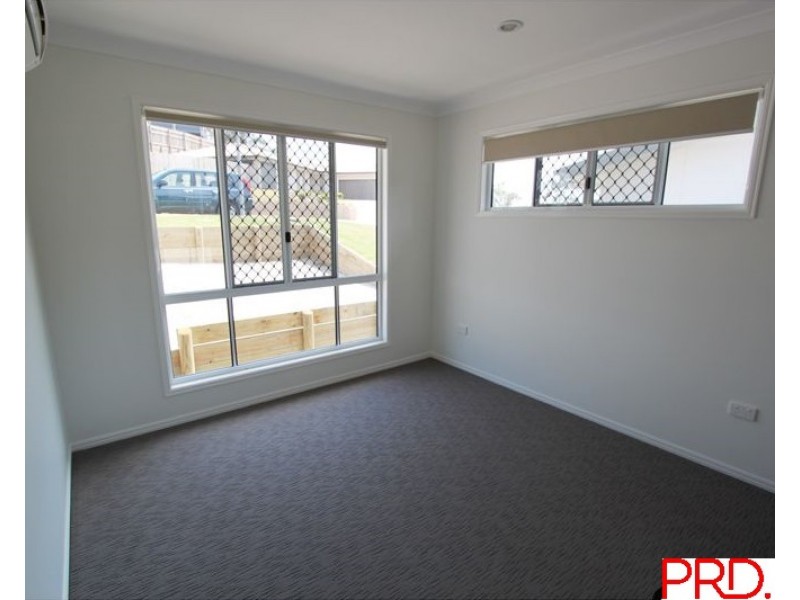 17a OUSTON PLACE, South Gladstone QLD 4680