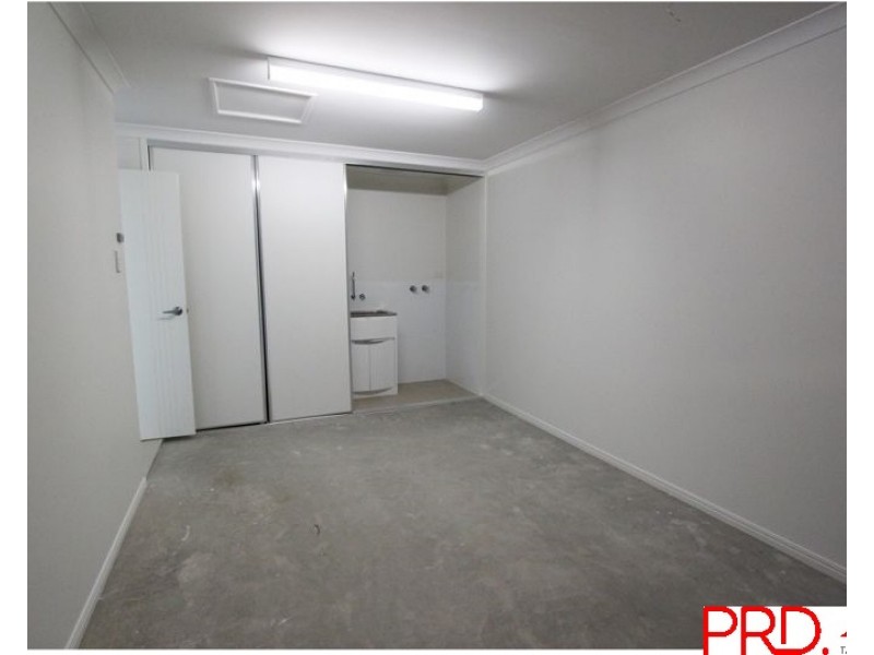 17a OUSTON PLACE, South Gladstone QLD 4680