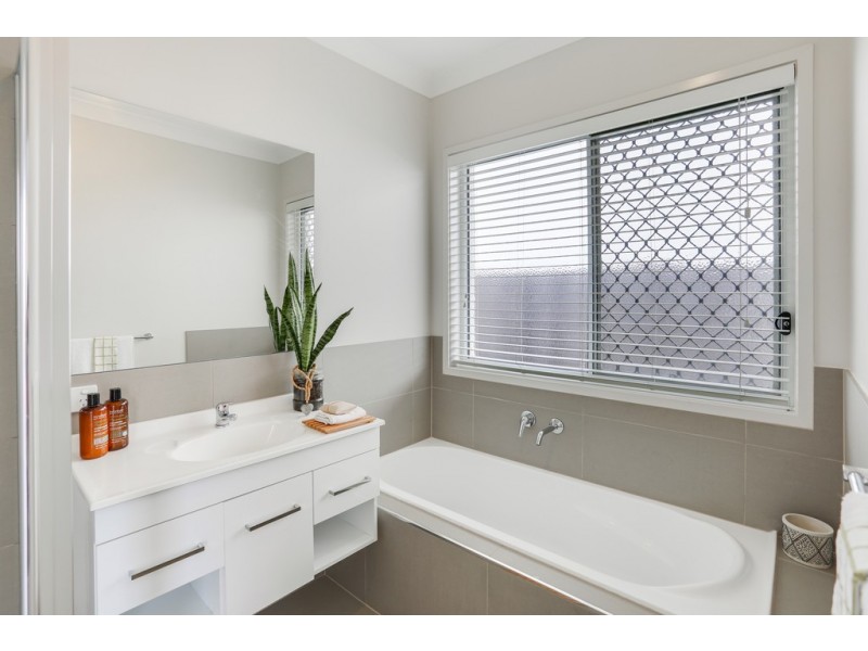 19 Bluff Street, Birtinya QLD 4575
