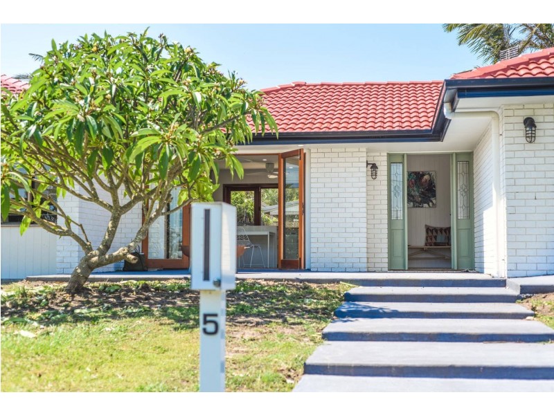 5 Perina Street, Warana QLD 4575