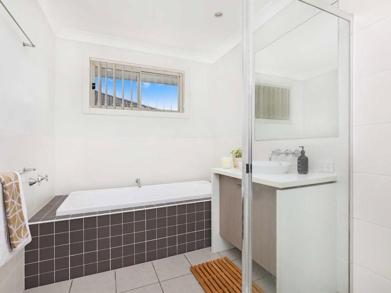 6 Pebbly Creek Crescent, Little Mountain QLD 4551