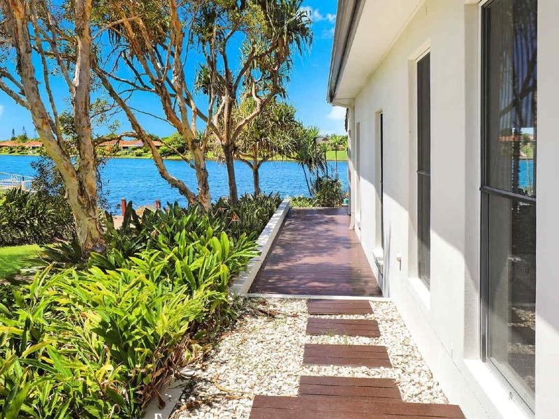 18 Seychelles Place, Kawana Island QLD 4575
