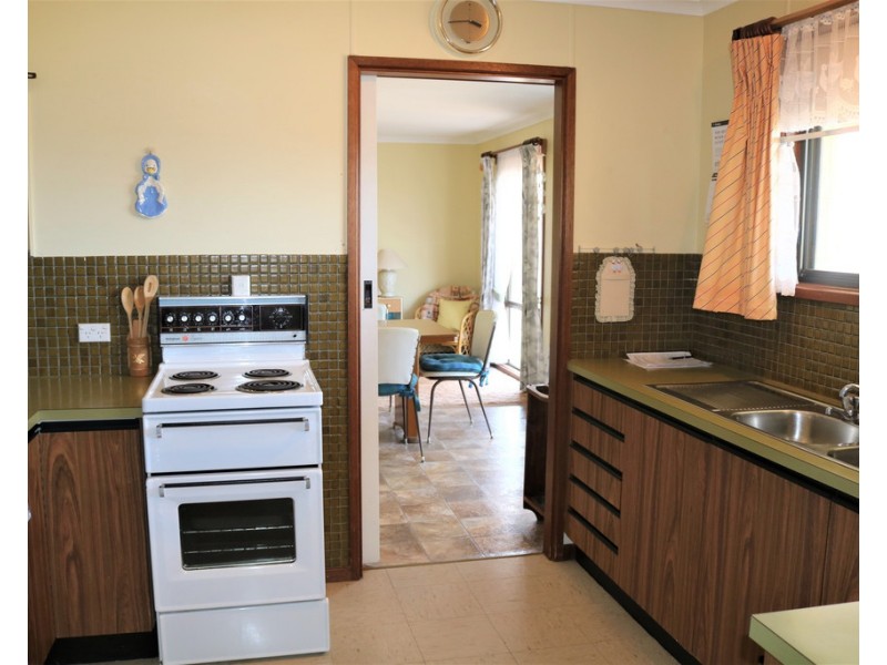15 YOUNG AVENUE, Port Vincent SA 5581