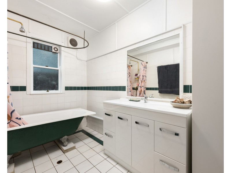 14 Macrossan Avenue, Norman Park QLD 4170