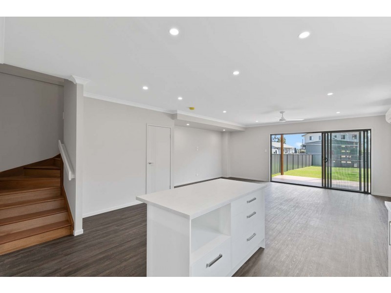 2/6 Howard St, Burrum Heads QLD 4659