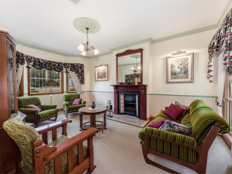 10 Dudleigh Street, Booval QLD 4304