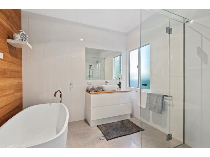 1 Walkers Lane, Booval QLD 4304