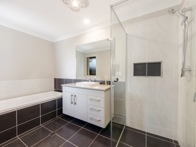 11 Eucalyptus Crescent, Ripley QLD 4306