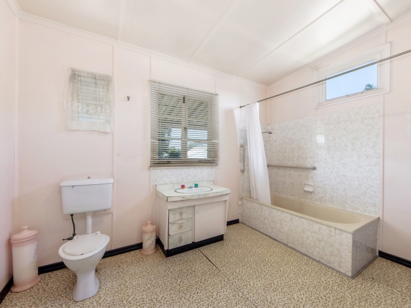 2 Edward Street, One Mile QLD 4305