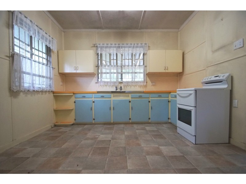 12 Cemetery Road, Ipswich QLD 4305
