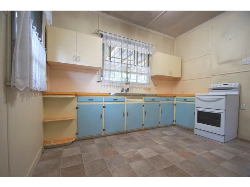 12 Cemetery Road, Ipswich QLD 4305