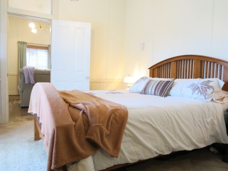 17 Whitehill Road, Newtown QLD 4305