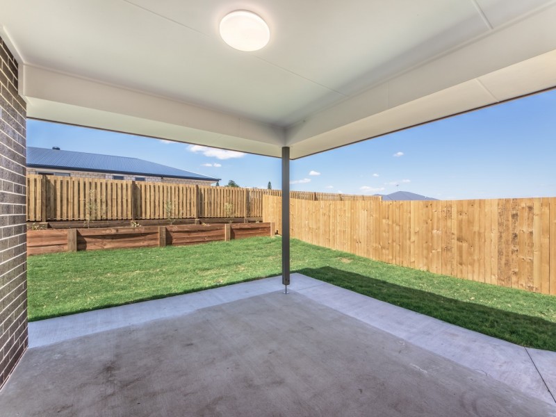 12 Vista Crescent, Rosewood QLD 4340